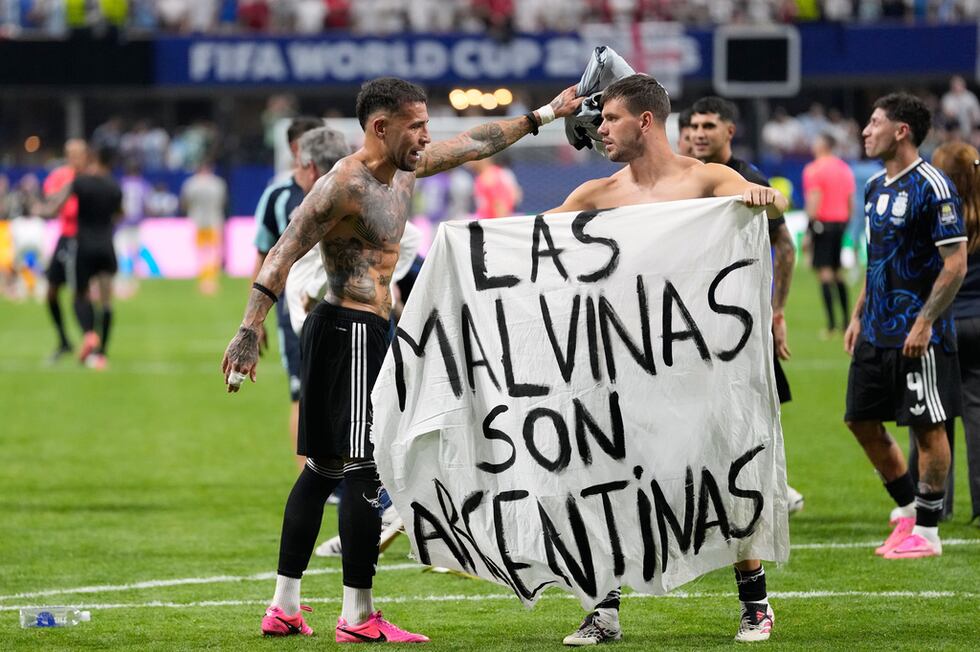 El argentino Giovani Lo Celso sostiene una pancarta con la frase "Las Malvinas Son Argentinas"...