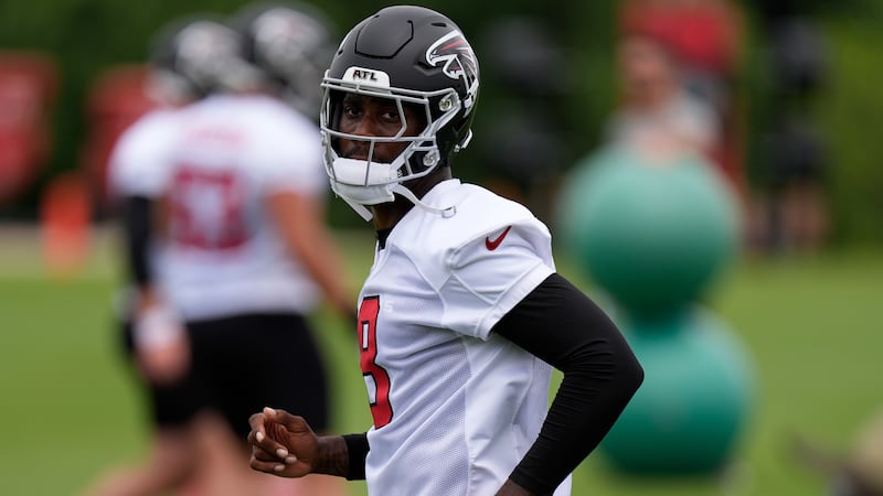 Atlanta Falcons tight end Kyle Pitts Sr. works out during NFL football practice, Monday, June...