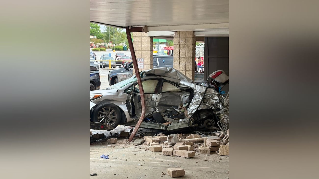 1 dead, 2 injured after car crashes into DeKalb County Kroger