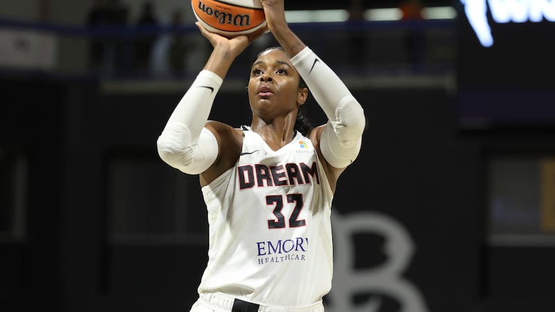 Tiền đạo Cheyenne Parker-Tyus của Atlanta Dream thực hiện cú ném phạt vào lưới Los Angeles Sparks...