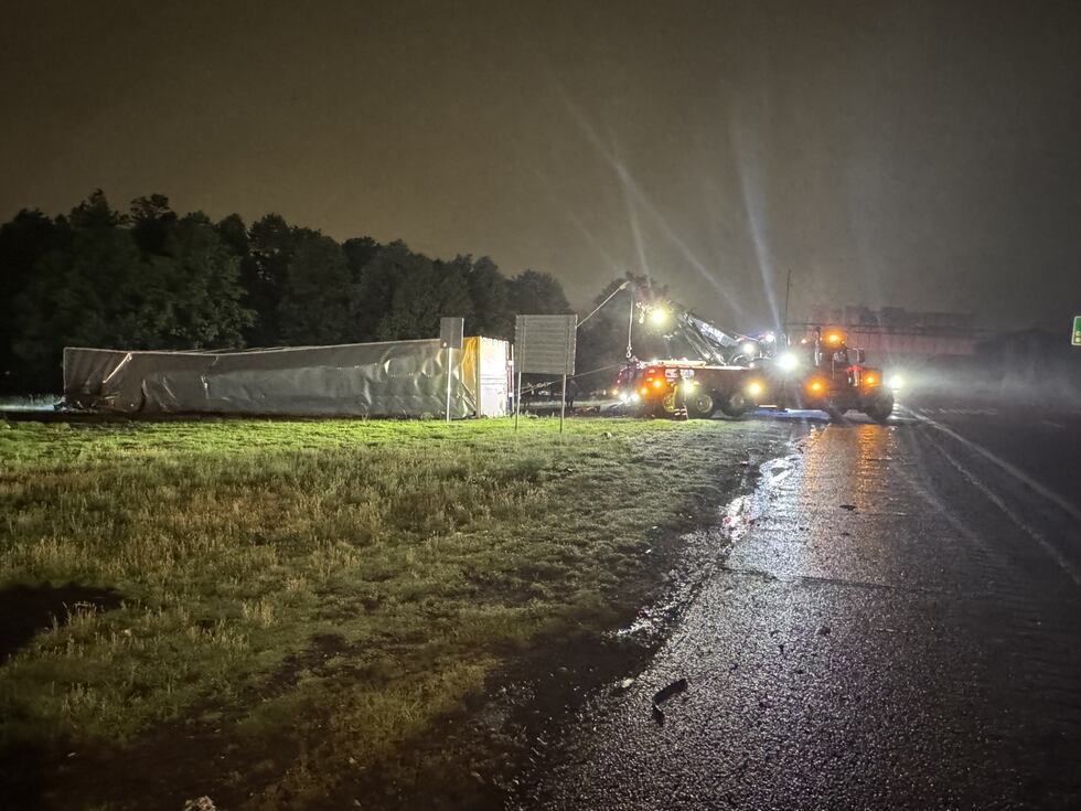 Les semi-camions se renversent de Buford Highway dans le comté de DeKalb