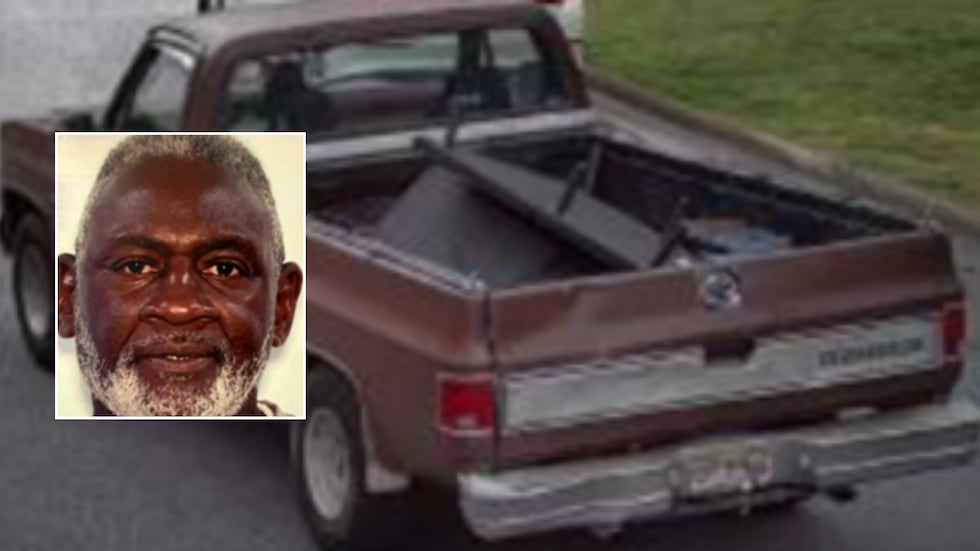 ألقت شرطة ديكالب القبض على 10 أشخاص في تحقيق غير قانوني بشأن إلقاء الإطارات، وتبحث عن 4 مشتبه بهم آخرين